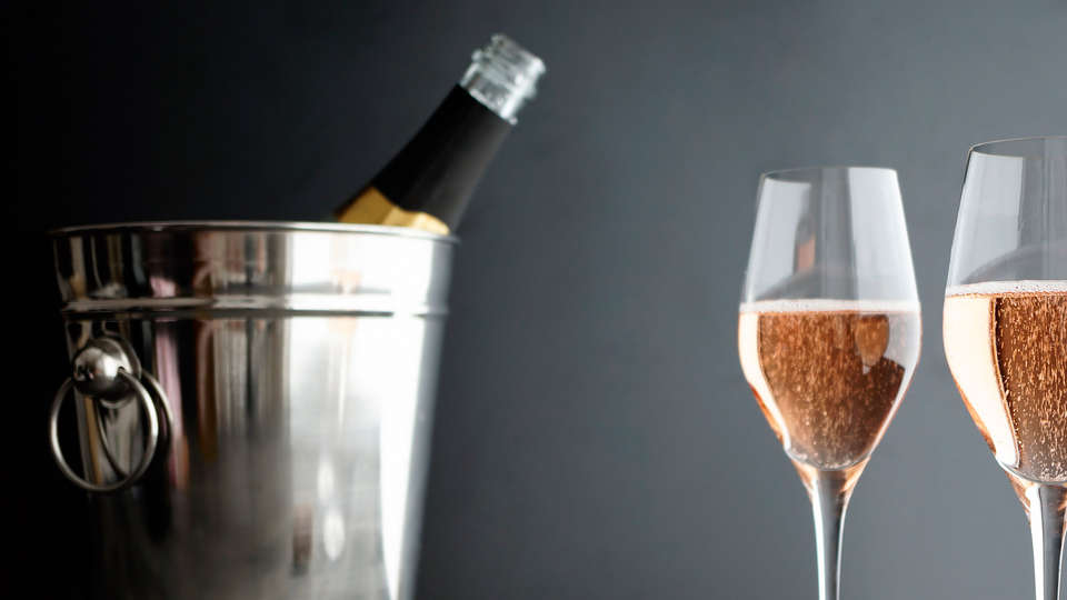 Trinquez a votre amour avec champagne a Chartres