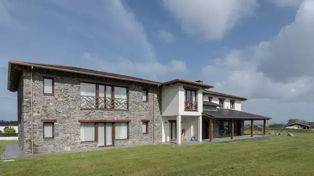 Escapada romántica en habitación con jacuzzi privado y cava en Luarca, Asturias