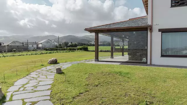 Escapada romántica en habitación con jacuzzi privado y cava en Luarca, Asturias
