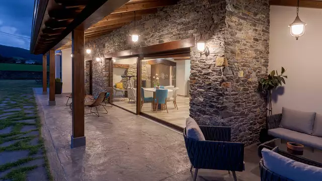 Escapada romántica en habitación con jacuzzi privado y cava en Luarca, Asturias