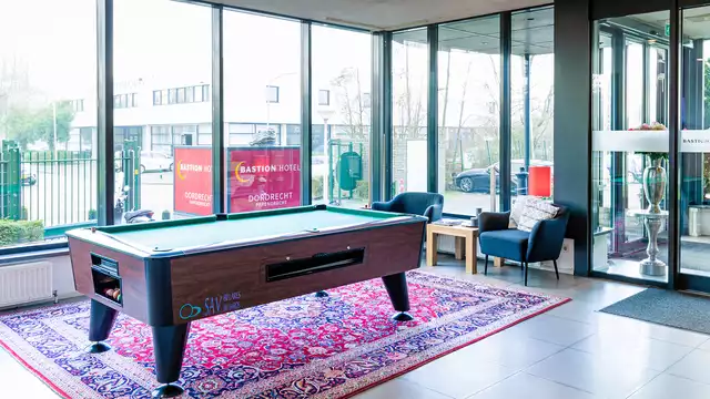 Alójate en una habitación de lujo y visita la encantadora ciudad de Dordrecht