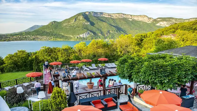 Uitzonderlijk panorama aan de rand van het meer van Annecy