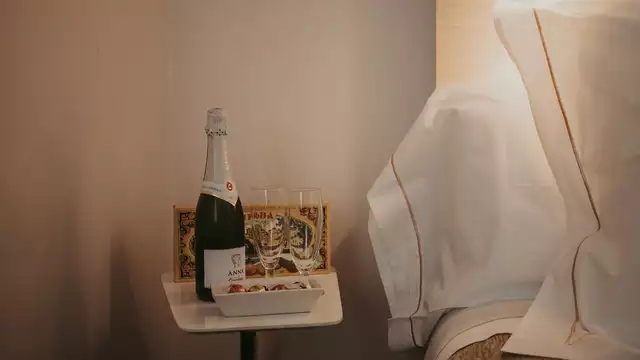 Suite Deluxe avec sofa tantra, fruits de la passion, bouteille froide de cava et cadeaux romantiques