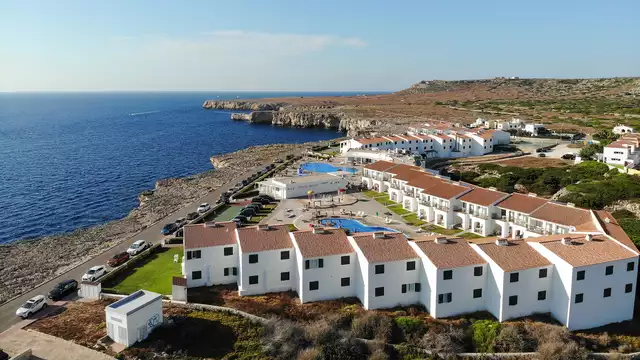 Calette d'acqua cristallina a Minorca con trattamento di mezza pensione