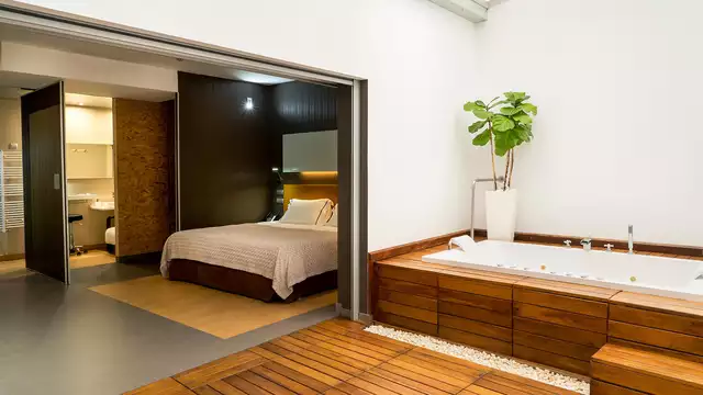 Escapada romántica en habitación superior deluxe con gran bañera para parejas