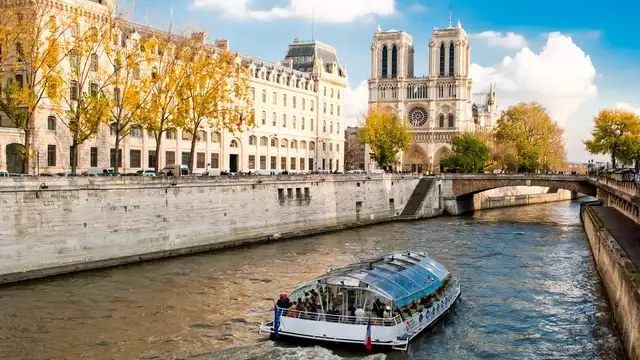 Romanticismo en París con botella de regalo para dar la bienvenida a la primavera