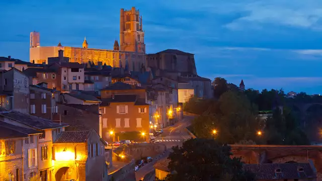 Fuga nella città episcopale di Albi con sorpresa dolce in camera