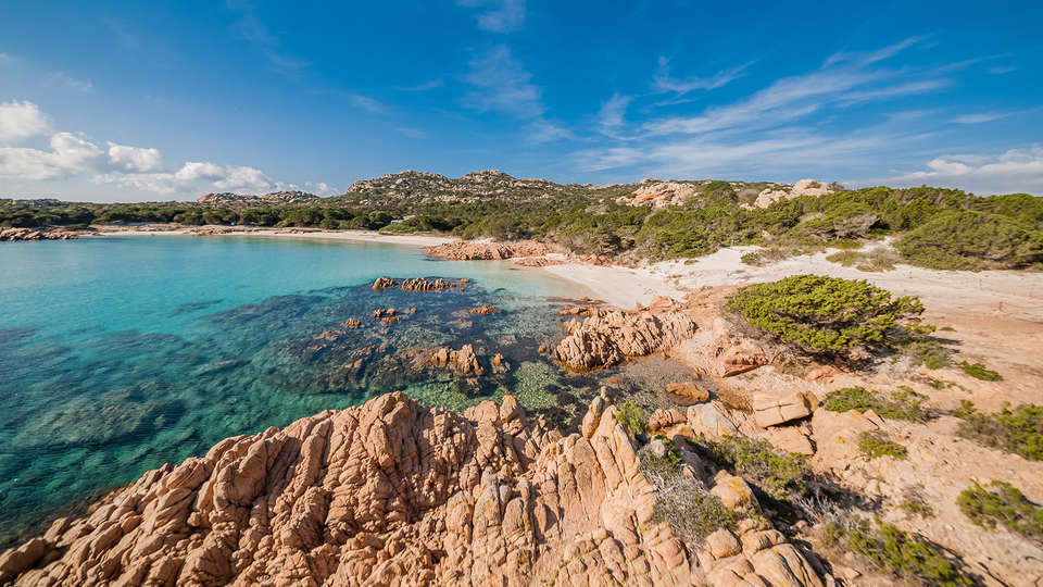 Estate sulla costa della Sardegna con viaggio in nave Grimaldi incluso da notti