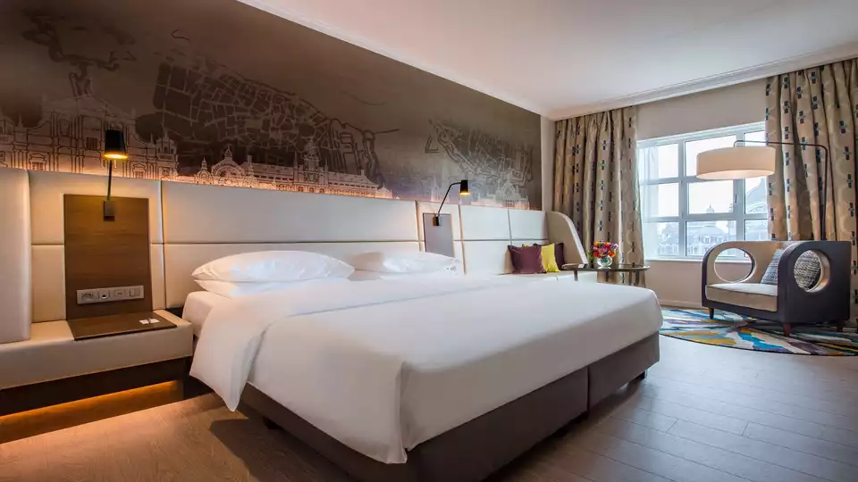 nuits au coeur d Anvers sur la place Astrid avec parking et acces piscine