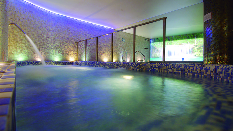 Ontspan in de junior suite met een eigen bubbelbad en toegang tot de Spa in Granada