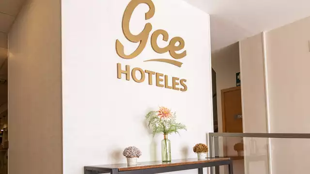 Escapada con desayuno, botella de cava y decoración romántica a 15min. de Málaga