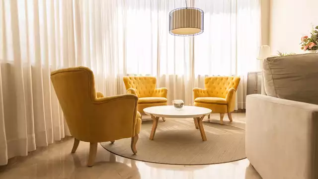 Escapada con desayuno, botella de cava y decoración romántica a 15min. de Málaga