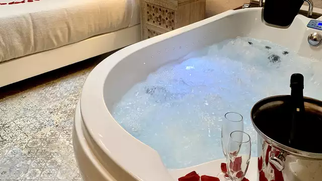 Escapada romántica con cava y decoración especial
