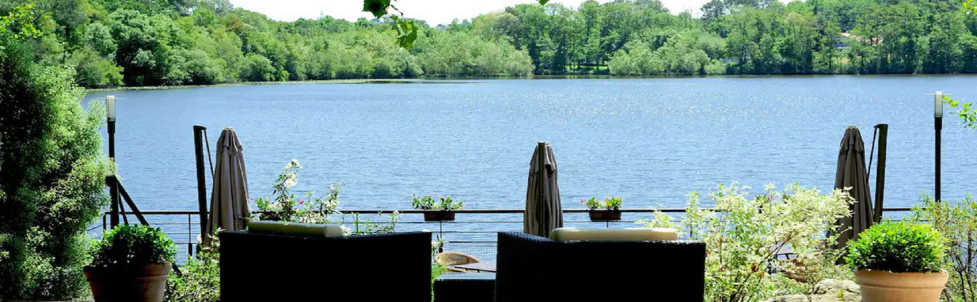Une chambre avec vue sur le lac de Genval, un bain à bulles et chromothérapie,