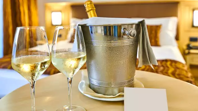Escapade Romantique à Deauville avec Champagne