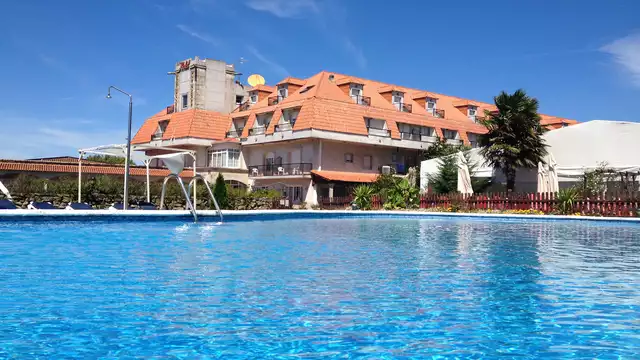 Descubre el paraíso gallego con desayuno en hotel de 3* con piscina en Cambados