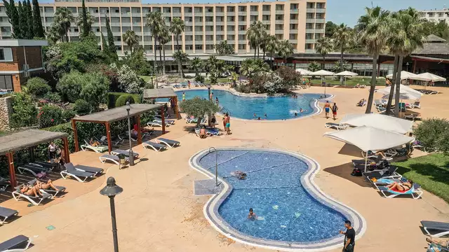 Sol, playa y diversión en familia con dos niños incluidos en media pensión en L'Ametlla