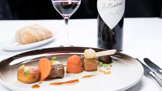 Uitgebreid dineren en overnachten in luxe in Bilderberg Kasteel Vaalsbroek