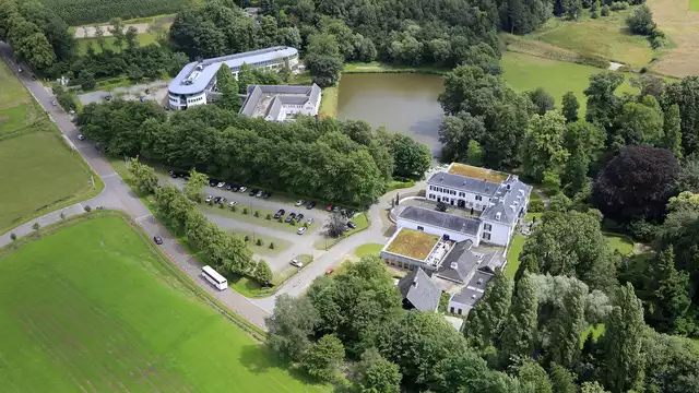 Uitgebreid dineren en overnachten in luxe in Bilderberg Kasteel Vaalsbroek