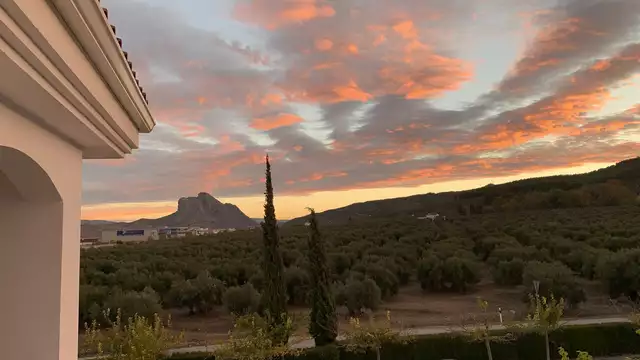 Fuga nella natura con vista sulle montagne di Antequera