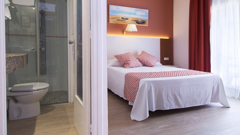 Offre d ete a Calella demi-pension et une bouteille de vin dans un hotel avec piscine