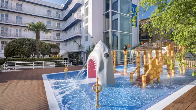 Ven a conocer Marineland con esta escapada en Media Pension