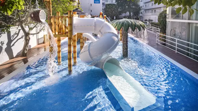 Ven a conocer Marineland con esta escapada en Media Pension