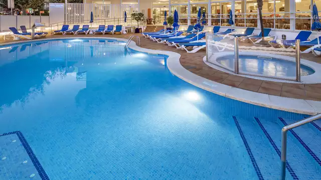 Pension completa a pie de playa con acceso al spa y botella de cava de regalo