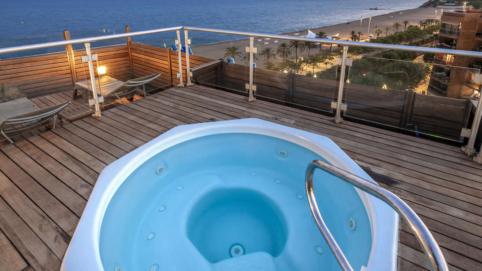 Pension completa a pie de playa con acceso al spa y botella de cava de regalo