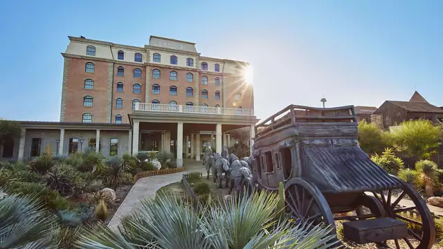Diversion en familia dentro de PortAventura World con entradas y media pension incluida