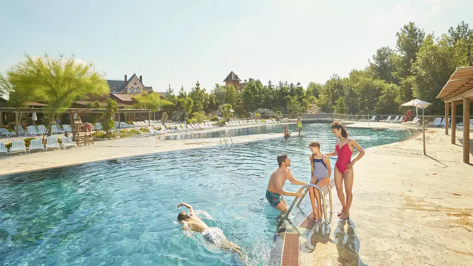 Diversion en familia dentro de PortAventura World con entradas y media pension incluida