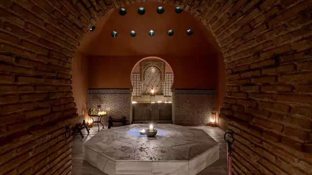 Offre à Grenade. Profitez d'une expérience dans les bains arabes avec un massage relaxant inclus
