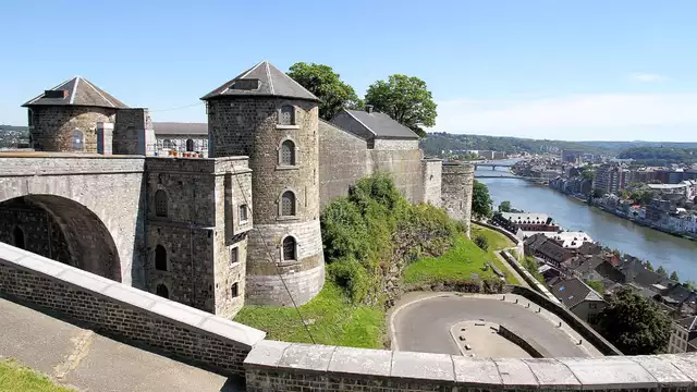 Estancia acogedora y despertar gourmet en Namur con visita a la Ciudadela.