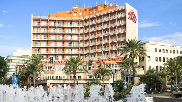 Vue méditerranéenne depuis les rues typiques de la vieille ville d'Almería