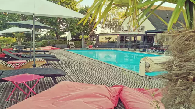 Séjour avec spa surplombant le Saumur et son Château