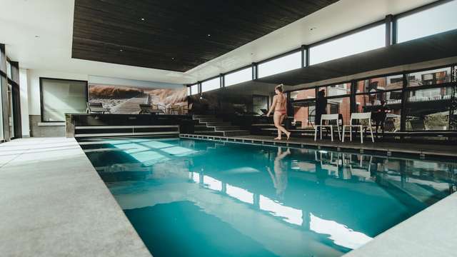 Accès à la piscine intérieure