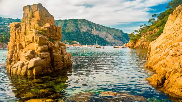 Disfruta de la pensión completa y de las paradisíacas calas de L'Estartit, Costa Brava