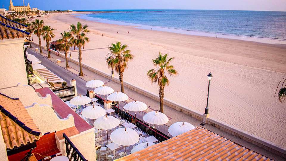 Hotel en Chipiona frente mar con desayuno cava copa de bienvenida y salida tardia