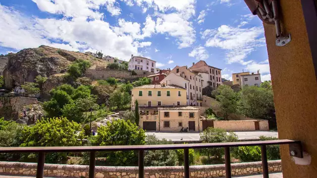 Cuenca en familia con desayuno incluido entre el río Huécar y los senderos