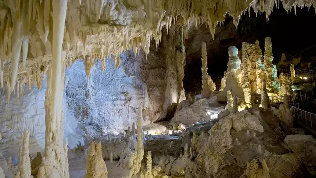 Soggiorno nel cuore delle Marche con visita alle grotte di Frasassi inclusa