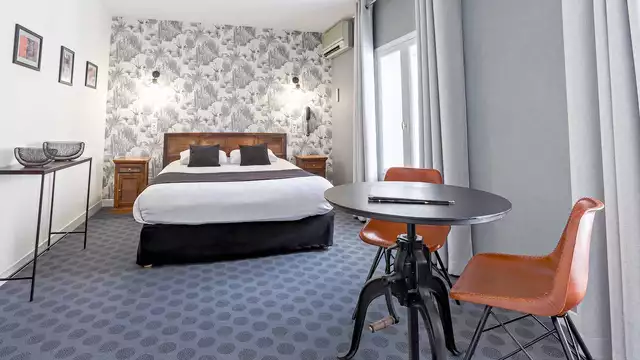 Séjour luxueux à Bordeaux dans une suite avec baignoire balnéo
