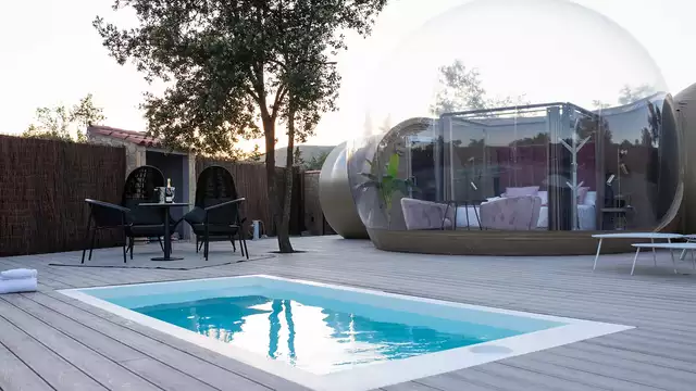 Relax en jacuzzi privado bajo la luz de las estrellas en una burbuja