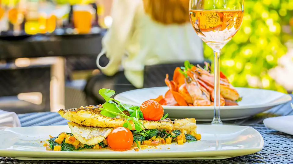 Profitez du luxe confort et d un delicieux diner
