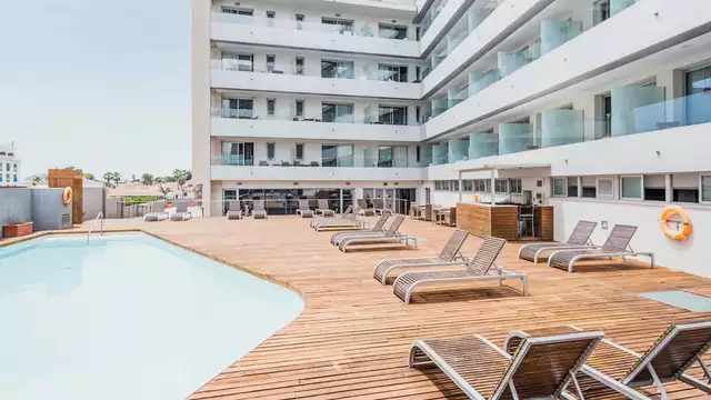 Escapada frente al mar con masaje, media pensión y mucho más en la Costa Dorada