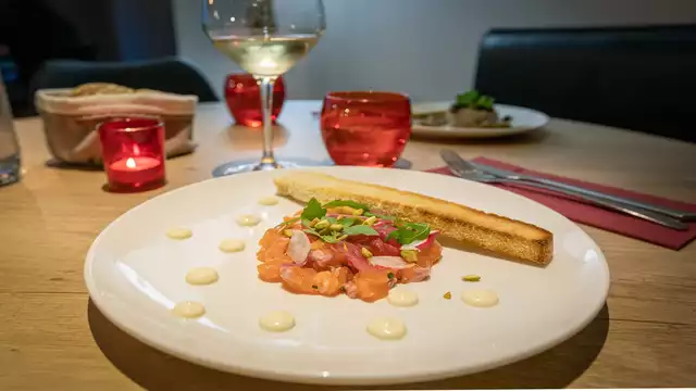 Gastronomische etappe in Chamonix met uitzicht op de met sneeuw bedekte toppen
