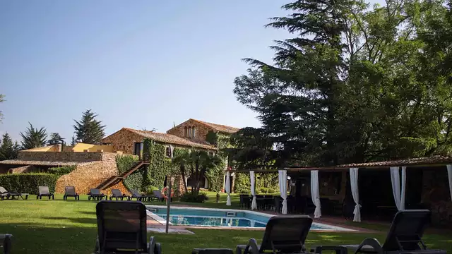 Nuit spéciale : repos dans une suite junior, petit-déjeuner inclus dans un hôtel boutique de Pals.