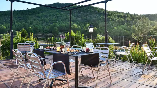 Escapada romantica y relax a una Masia en habitacion con terraza vistas a la montana y cava