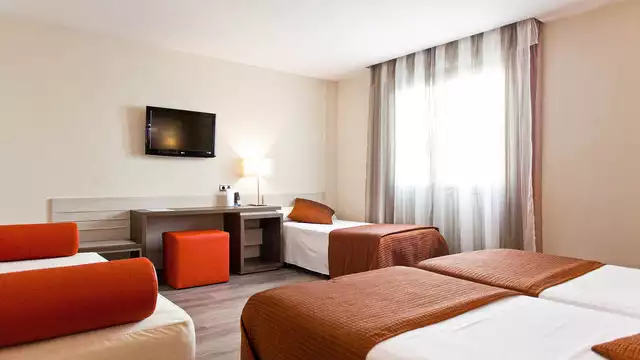 Granada met het gezin! Vierpersoonskamer in een 4* hotel in het centrum van de stad met ontbijt
