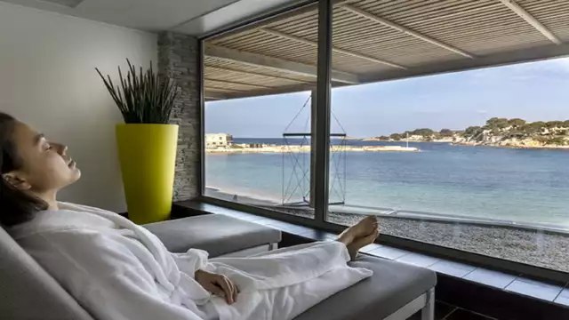 Momento de talasoterapia y relax con spa y baños de mar en Bandol