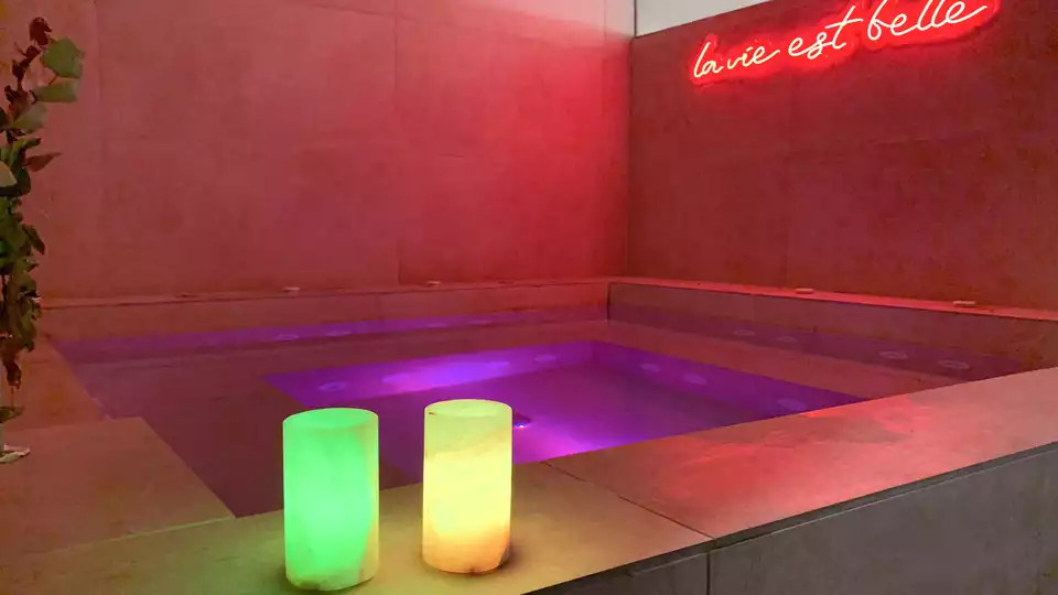 Escapada gourmet habitacion con banera hidromasaje acceso al spa y cena en Solsona